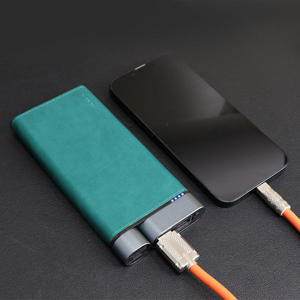 Metal kabuklu ve 3 portlu verimli 10000mAh güç bankası - Herhangi bir USB-C cihazını şarj edin!